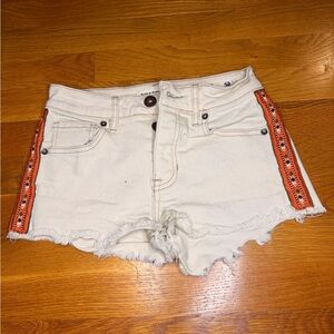 Bullhead Denim Co Y2K high rise cutoff shorts cream boho embroidered size 1